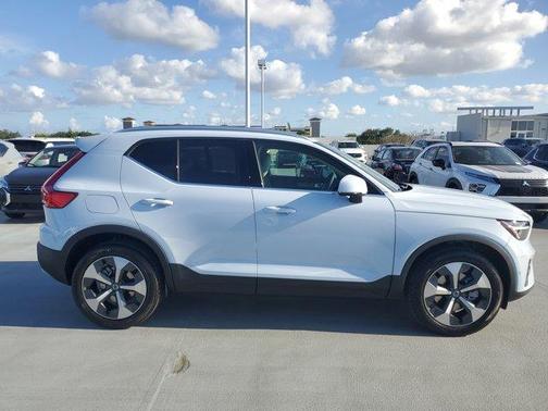 2025 Volvo XC40 B5 Plus Bright Theme