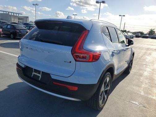 2025 Volvo XC40 B5 Plus Bright Theme