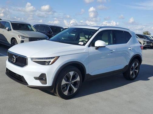 2025 Volvo XC40 B5 Plus Bright Theme