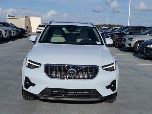 2025 Volvo XC40 B5 Plus Bright Theme