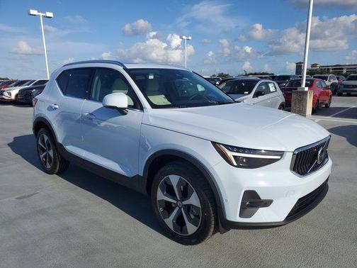 2025 Volvo XC40 B5 Plus Bright Theme