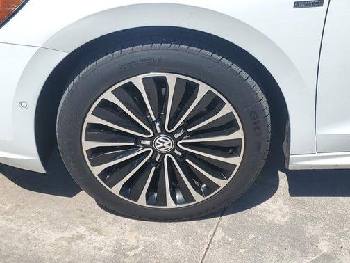 2022 Volkswagen Passat 2.0T Limited Edition