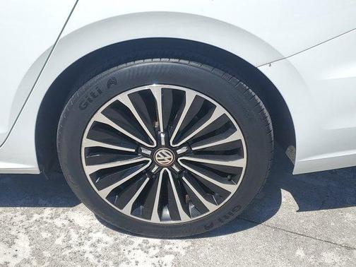 2022 Volkswagen Passat 2.0T Limited Edition