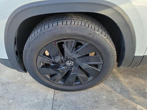 2025 Volkswagen Atlas Cross Sport 2.0T SE w/Technology