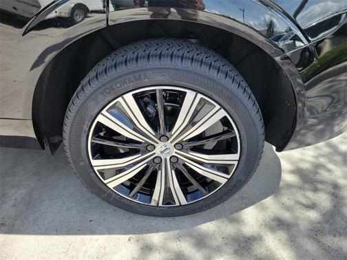 2023 Volvo XC60 B5 Plus Bright Theme