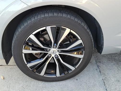 2023 Volvo XC60 B5 Plus Dark Theme