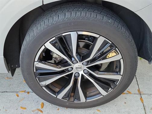 2023 Volvo XC60 B5 Plus Dark Theme