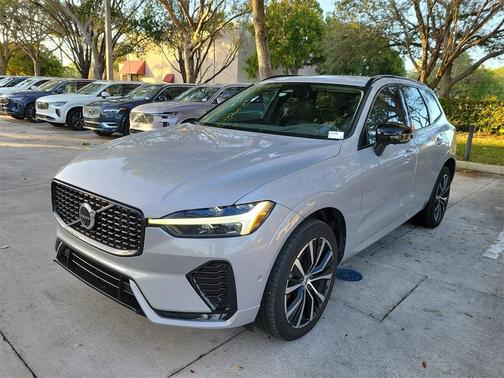 2023 Volvo XC60 B5 Plus Dark Theme
