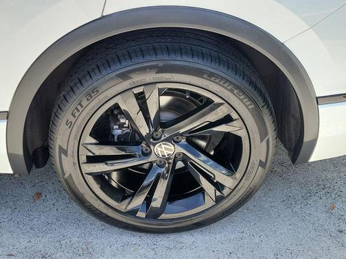 Opal White Pearl Effect 2023 Volkswagen Tiguan 2.0T SE R-Line Black