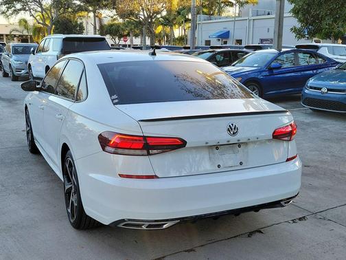 2022 Volkswagen Passat 2.0T R-Line