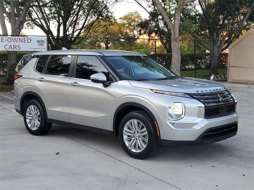 2023 Mitsubishi Outlander ES