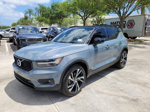 Gray Metallic 2021 Volvo XC40 T5 R-Design