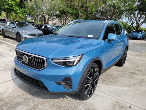 2024 Volvo XC40 B5 Ultimate Bright Theme