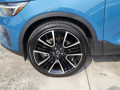 2024 Volvo XC40 B5 Ultimate Bright Theme