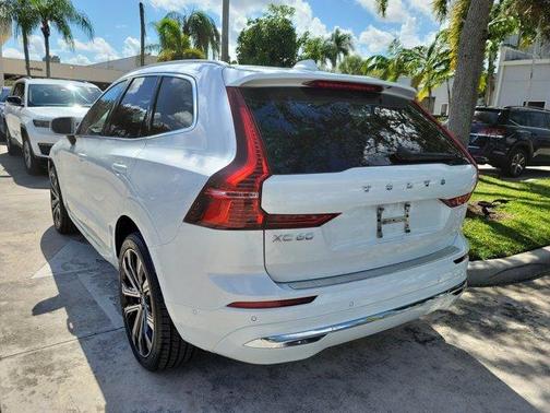 2023 Volvo XC60 Recharge Plug-In Hybrid T8 Ultimate Bright Theme