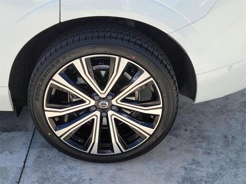 2023 Volvo XC60 Recharge Plug-In Hybrid T8 Ultimate Bright Theme