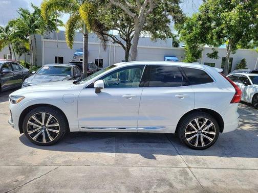 2023 Volvo XC60 Recharge Plug-In Hybrid T8 Ultimate Bright Theme