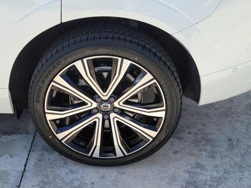 2023 Volvo XC60 Recharge Plug-In Hybrid T8 Ultimate Bright Theme