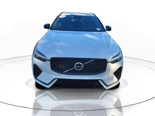 Crystal White Metallic 2022 Volvo XC60 B5 R-Design