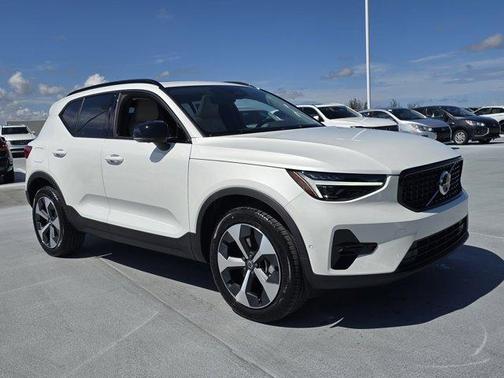 2026 Volvo XC40 PLUS
