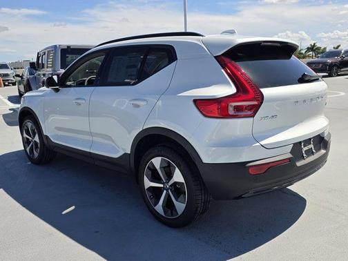 2026 Volvo XC40 PLUS