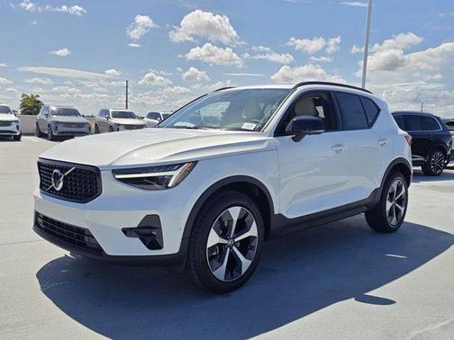 2026 Volvo XC40 PLUS