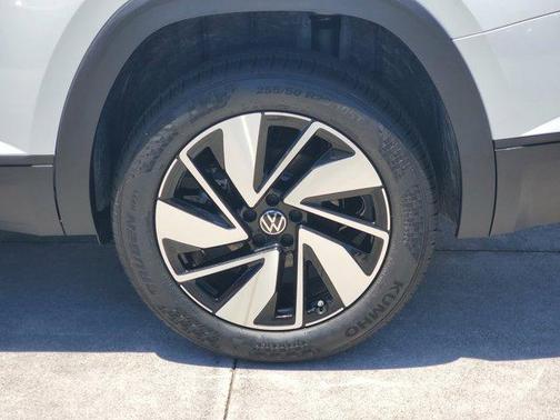 Opal White Pearl 2026 Volkswagen Atlas 2.0T SE W/TECHNOLOGY