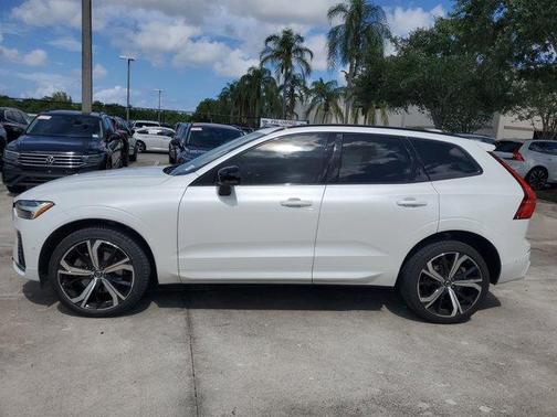 2022 Volvo XC60 B6 R-Design