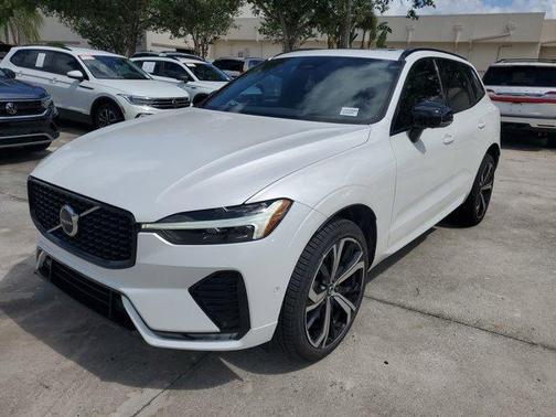 2022 Volvo XC60 B6 R-Design