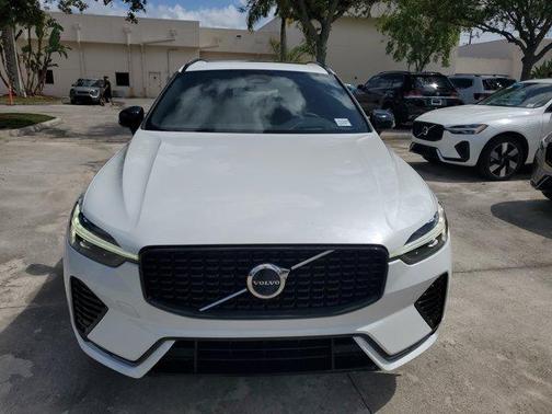 2022 Volvo XC60 B6 R-Design