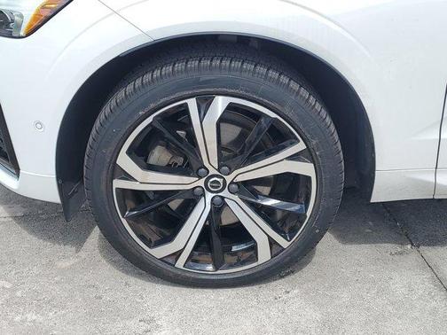 2022 Volvo XC60 B6 R-Design