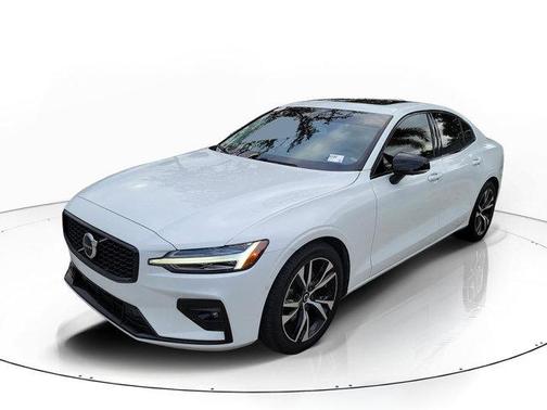 Crystal White 2023 Volvo S60 B5 Plus Dark Theme