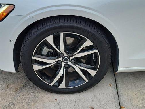 Crystal White 2023 Volvo S60 B5 Plus Dark Theme