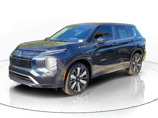 Graphite Gray 2026 Mitsubishi Outlander SE