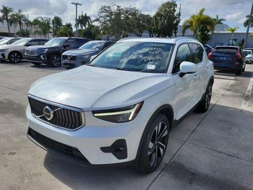 2023 Volvo XC40 B5 Plus Bright Theme