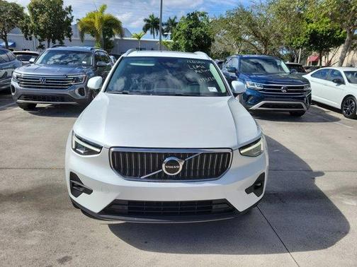 2023 Volvo XC40 B5 Plus Bright Theme