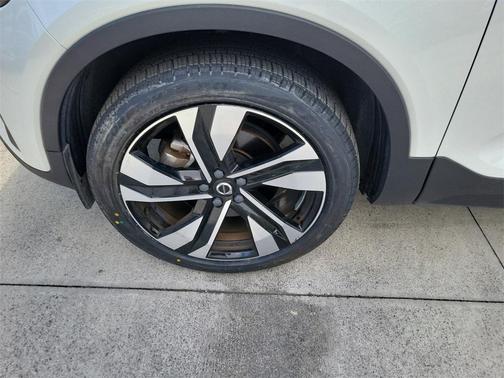 2023 Volvo XC40 B5 Plus Bright Theme