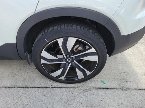 2023 Volvo XC40 B5 Plus Bright Theme