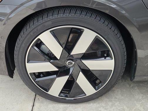 2024 Volvo S60 Recharge Plug-In Hybrid T8 Plus Dark Theme