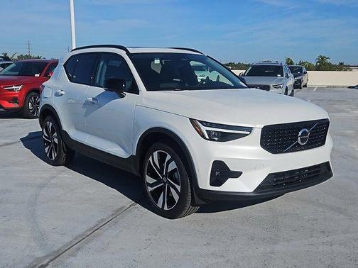 2025 Volvo XC40 B5 Ultra Dark Theme