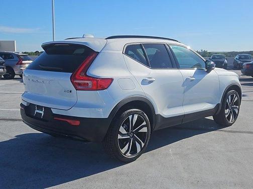 2025 Volvo XC40 B5 Ultra Dark Theme