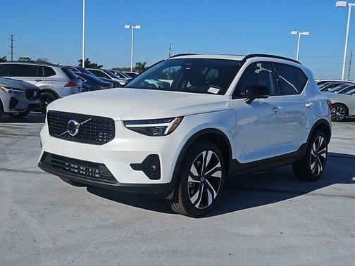 2025 Volvo XC40 B5 Ultra Dark Theme