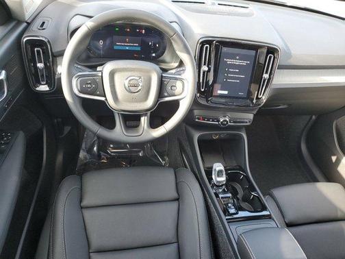 2025 Volvo XC40 B5 Ultra Dark Theme