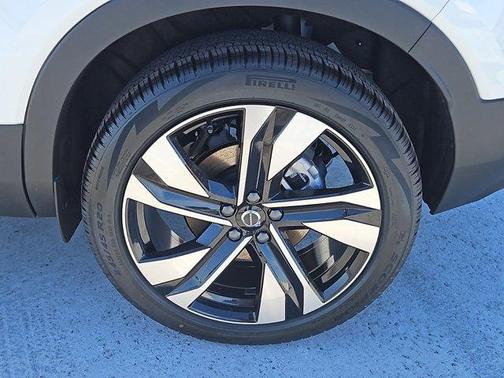 2025 Volvo XC40 B5 Ultra Dark Theme
