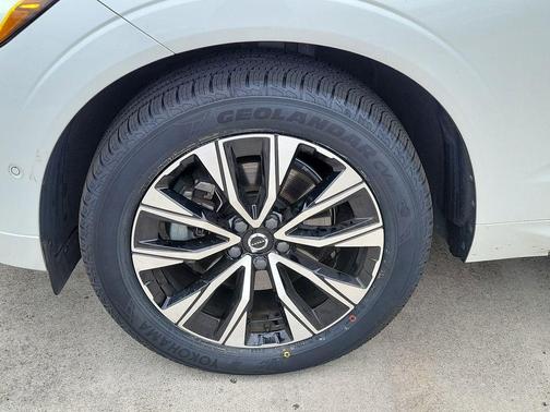 Crystal White 2024 Volvo XC60 B5 Plus Dark Theme