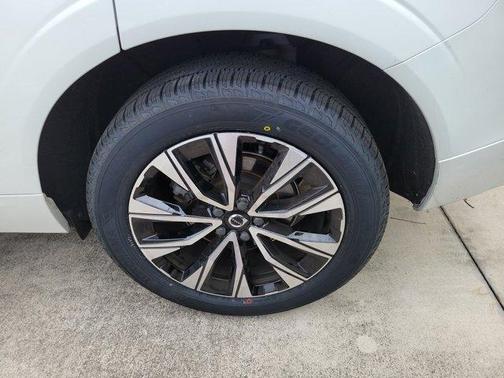 Crystal White 2024 Volvo XC60 B5 Plus Dark Theme