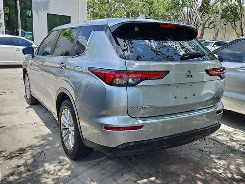 2025 Mitsubishi Outlander ES