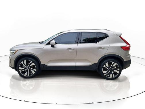 Bright 2024 Volvo XC40 B5 Plus Bright Theme