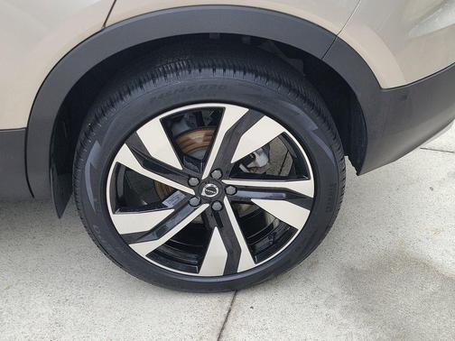 Bright 2024 Volvo XC40 B5 Plus Bright Theme