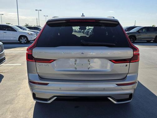 Bright 2026 Volvo XC60 B5 Core